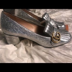 Size 39 (US size 9) Gucci Silver double G leather pumps